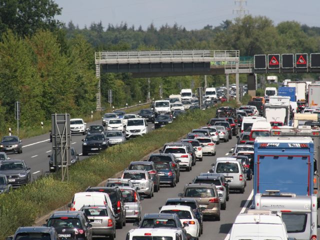 Stauprognose: Die Urlauberlawine rollt Richtung Heimat - Bild 1