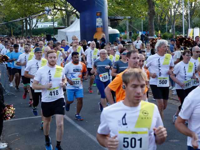 1000 Läufer durchqueren das Opel-Werksgelände - Bild 1