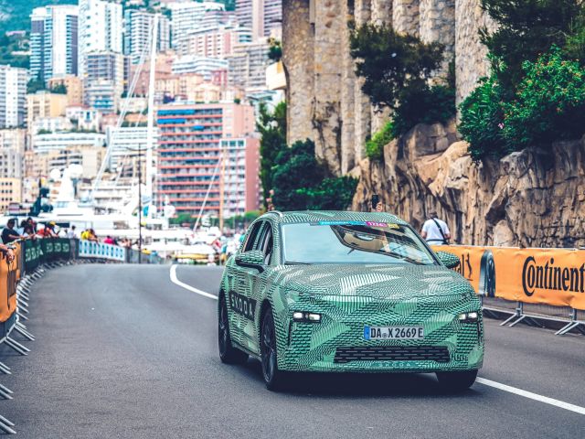 Skoda Elroq im Tarnoutfit bei der Tour de France - Bild 1