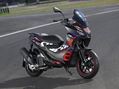 Aprilia SR GT im Renndress