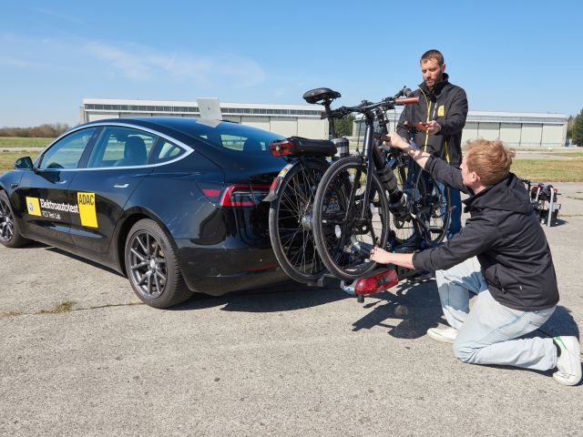 ADAC und TCS testen Fahrradträger für Anhängerkupplung - Bild 1