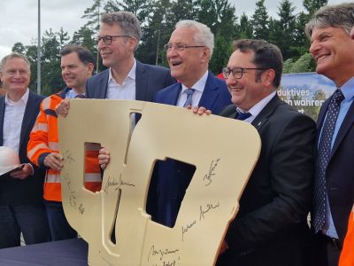 Teststrecke für induktives Laden von Lastwagen während der Fahrt