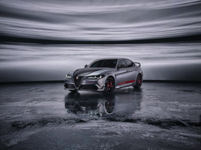Brüssel 2026: Alfa Romeo Giulia trifft auf Rennyacht 
