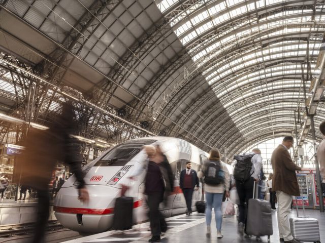 Die Bahn schreibt schwarze Zahlen, bleibt aber unter Druck - Bild 1