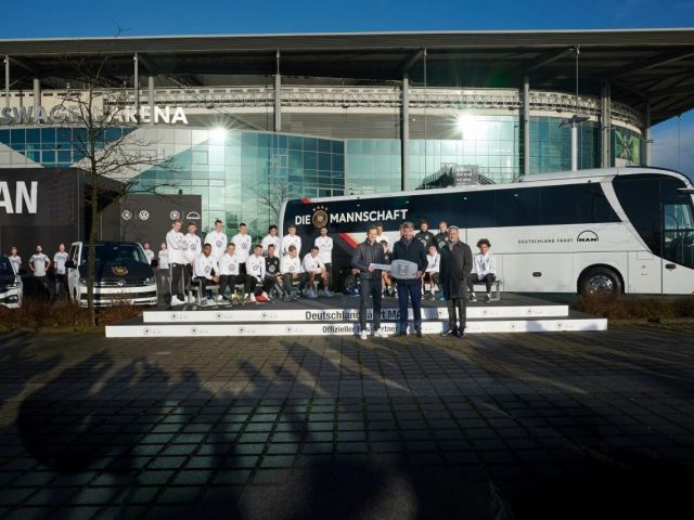 Heute fährt die Fußball-Nationalelf in Wolfsburg im MAN vor - Bild 1