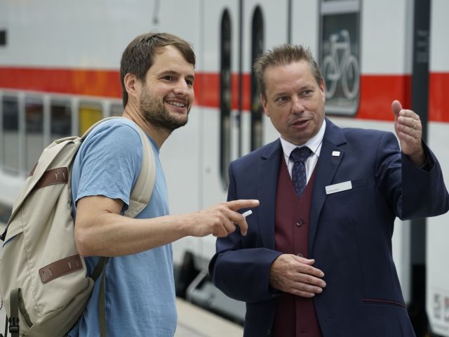 Die Bahn steuert mit mehr Servicepersonal und mehr Sitzplätzen gegen - Bild 1