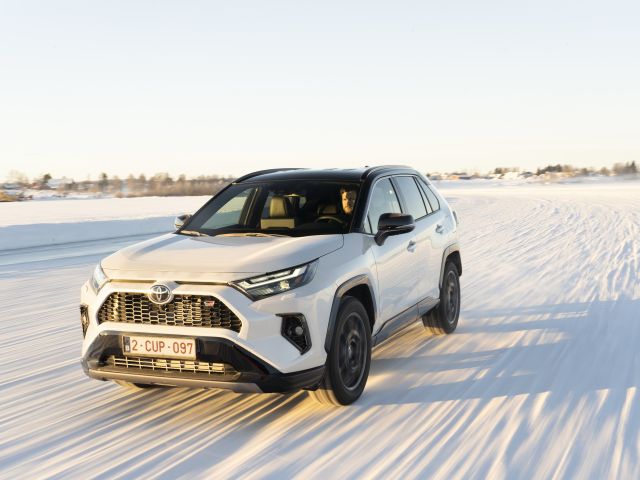 Fahrbericht Toyota RAV4 GR Sport: Dunkler Glanz für den Bestseller - Bild 1