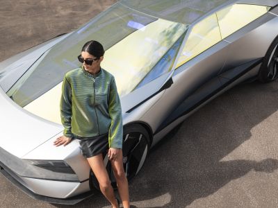 Eine Jacke greift Merkmale des Peugeot Inception Concept auf