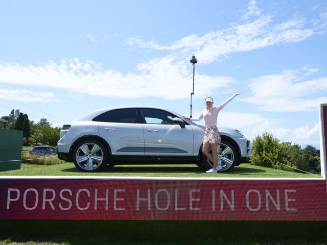 Britische Golferin holt sich den Porsche Macan Electric - Bild 1