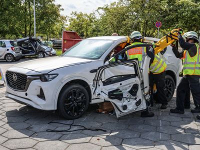Die Feuerwehr übt am Mazda CX-60