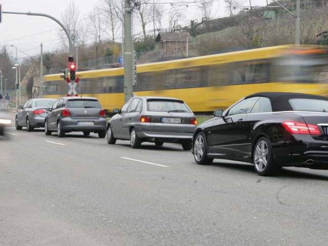 Die meisten Deutschen halten Auto für unersetzlich   - Bild 1