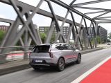 Fahrbericht Volvo EX60: Zwischen Thors Hammer und Odins Raben - Bild 11