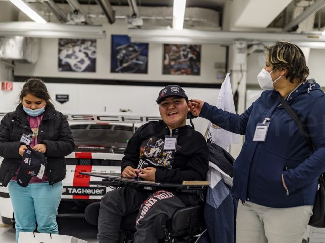 Porsche erfüllt schwerkranken Kindern und Jugendlichen ihre Wünsche - Bild 1