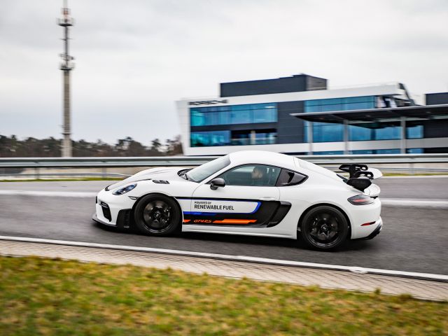 Porsche setzt im Erlebniscenter alternativen Kraftstoff ein - Bild 1