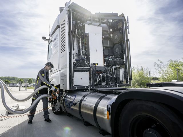 Daimler Truck tankt lieber flüssigen Wasserstoff - Bild 1