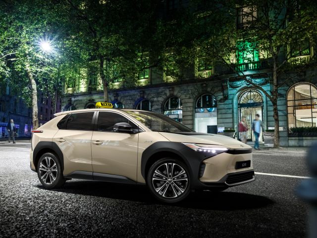 Der Toyota bZ4X empfiehlt sich als Taxi - Bild 1