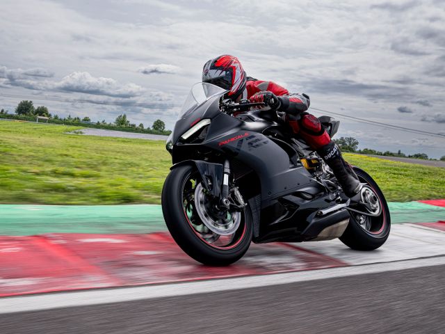 Ducati fährt schwarz - Bild 1