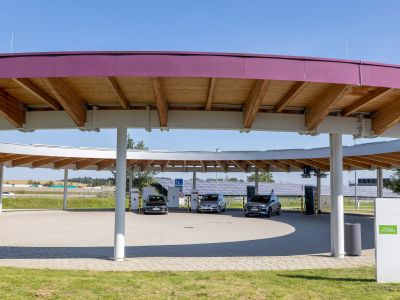 Säulen an Rastanlagen laden häufig nur langsam