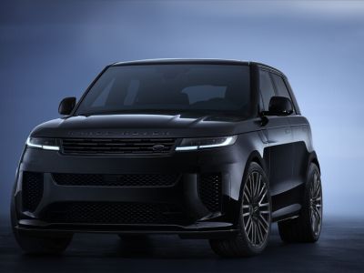 Der Range Rover Sport SV fährt schwarz