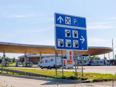Eine Tankfüllung kostet an der Autobahn im Schnitt über 20 Euro mehr