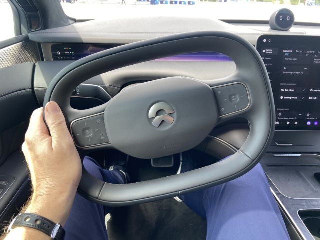 ZF bringt Luftfahrttechnik auf die Straße: Lenken und bremsen wie im Flugzeug - Bild 1