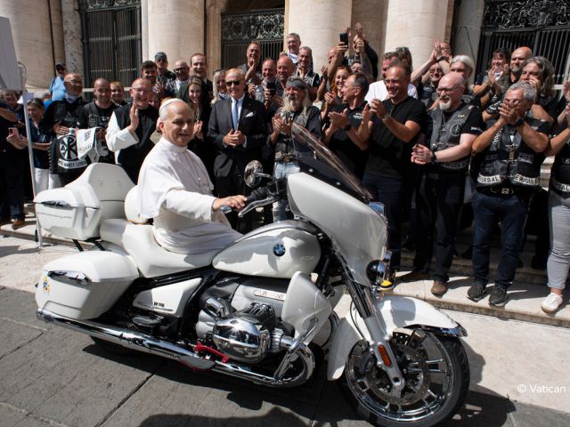 Heiligs Blechle: Papst segnet BMW R 18 für guten Zweck - Bild 1