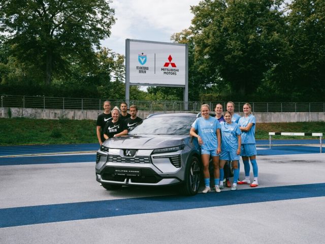 Mitsubishi bewegt die Fußballerinnen des FC Victoria Berlin - Bild 1