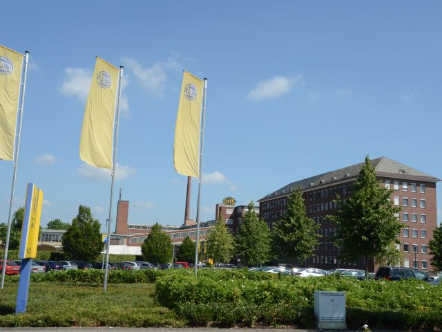 Faurecia übernimmt Hella - Bild 1