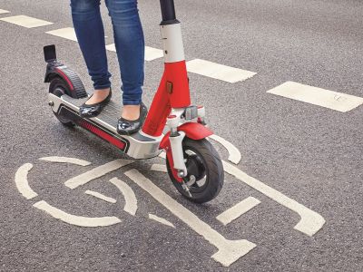 E-Scooter verursachen ähnlich viele Schäden wie Mofas und Mopeds