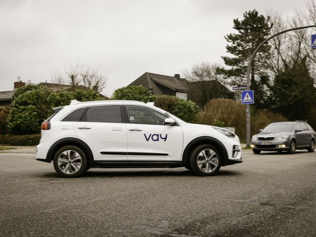 Erstes fahrerlose Auto fährt ferngesteuert auf Europas Straßen - Bild 1