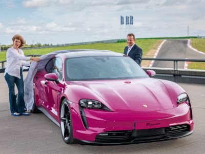 Porsche stiftet einen Taycan in Sternrubin