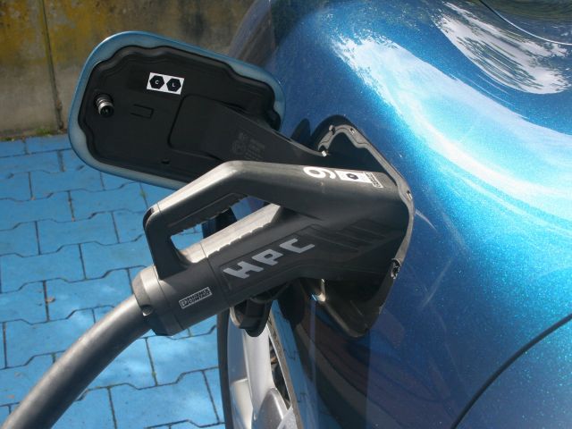 Autohäuser erwarten weiter rückläufige Tendenz bei E-Autos - Bild 1