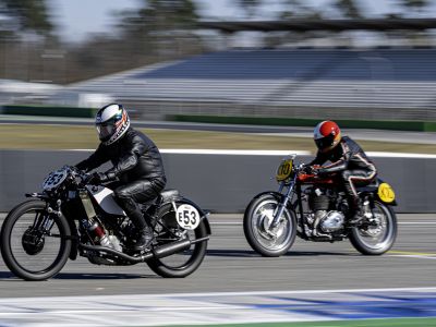 Historische Motorräder fahren um die Meisterschaften