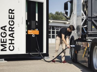 Elektro-Lkw lädt mit über 1,1 Megawatt
