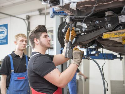 Kfz-Mechatronik bleibt Spitzenreiter