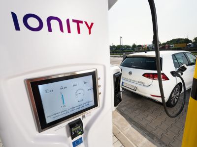 Die Autoindustrie fordert mehr Tempo bei der Ladeinfrastruktur