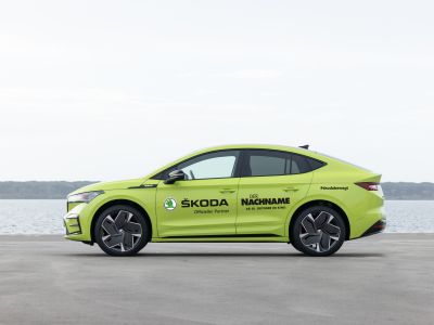 Skoda fährt am Kino vor