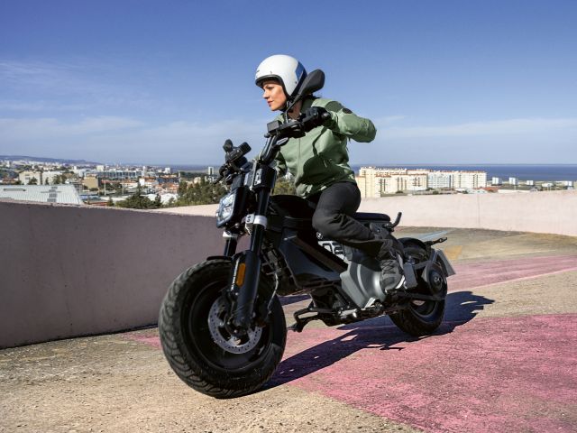 BMW CE 02: Geflashter Surfer im Flow - Bild 1