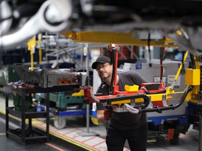 300 neue Techniker für Range Rover und kommende E-Modelle