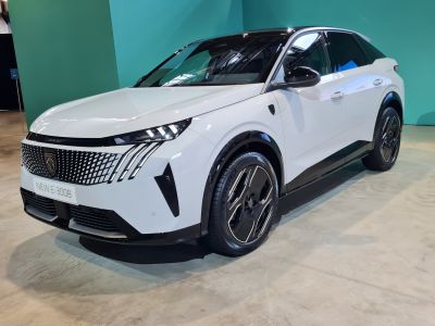 Der Peugeot E-3008 gibt sein Debüt in Zürich