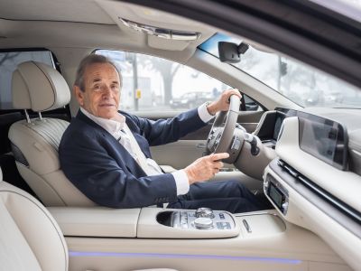 Genesis holt Jacky Ickx