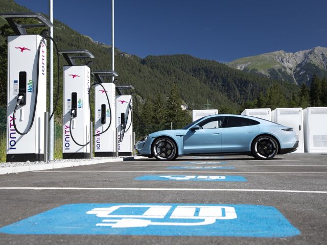 Hohe Roaminggebühren verteuern das Elektroauto - Bild 1