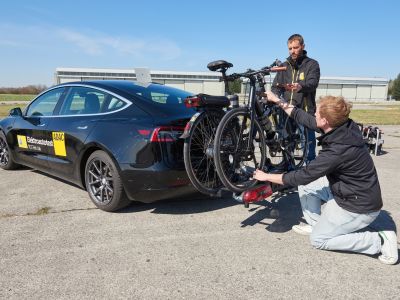 ADAC und TCS testen Fahrradträger für Anhängerkupplung