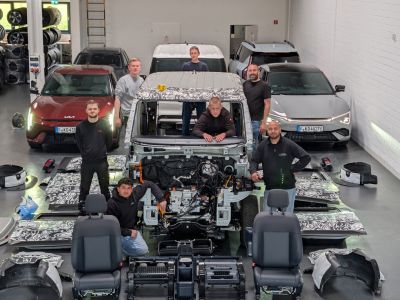 Sechs Mechatroniker dürfen den Kia PV5 zerlegen