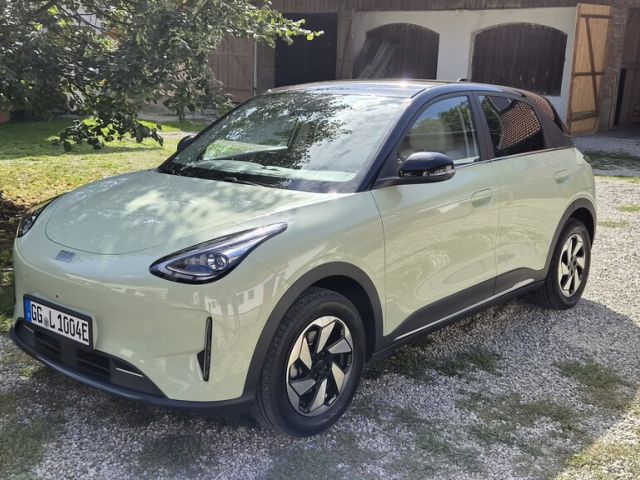 Fahrbericht Geely E2: Viel Auto fürs Geld, wenig Gefühl für die Straße - Bild 1