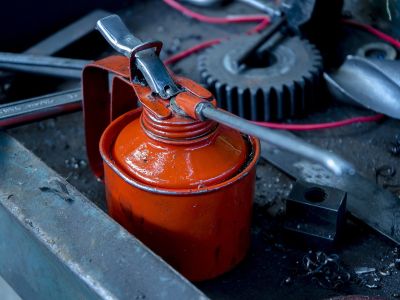 Motorenöle und Schmieröle: Lebenselixiere für Maschinen