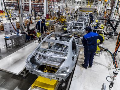Mercedes stoppt wegen des Krieges Export und Produktion