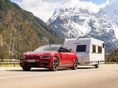 Der ADAC fährt mit dem Kia EV6 und Wohnwagen in den Urlaub