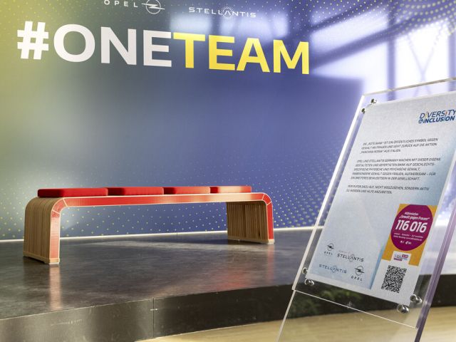 Opel setzt mit einer roten Bank ein Zeichen - Bild 1