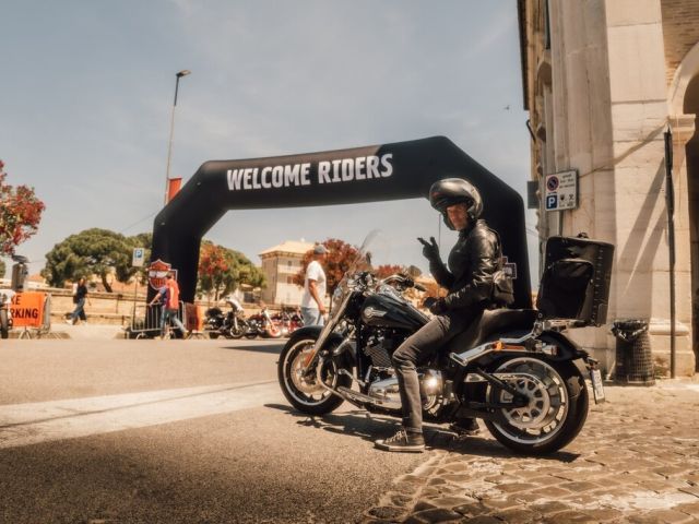 Jede Menge Motorräder und Musik - Bild 1